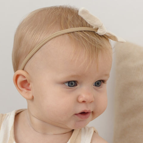 【D1】Quincy Mae（クインシーメイ）2026SS  LITTLE KNOT HEADBAND  -NATURAL-　リボン付きヘッドバンド、ヘアアクセ
