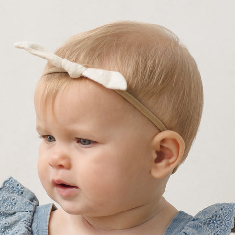 【D1】Quincy Mae（クインシーメイ）2026SS  LITTLE KNOT HEADBAND  -NATURAL-　リボン付きヘッドバンド、ヘアアクセ