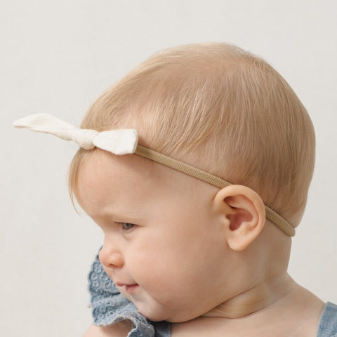 【D1】Quincy Mae（クインシーメイ）2026SS  LITTLE KNOT HEADBAND  -NATURAL-　リボン付きヘッドバンド、ヘアアクセ