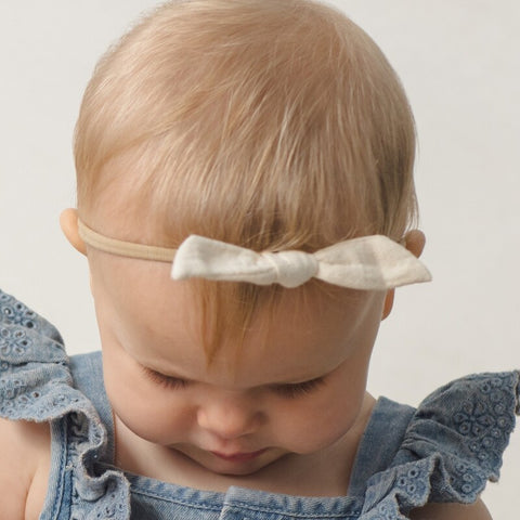 【D1】Quincy Mae（クインシーメイ）2026SS  LITTLE KNOT HEADBAND  -NATURAL-　リボン付きヘッドバンド、ヘアアクセ