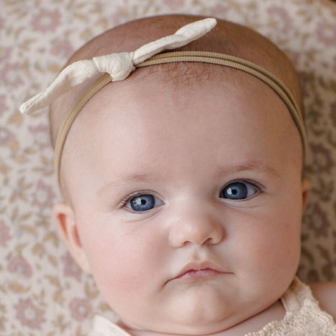 【D1】Quincy Mae（クインシーメイ）2026SS  LITTLE KNOT HEADBAND  -NATURAL-　リボン付きヘッドバンド、ヘアアクセ