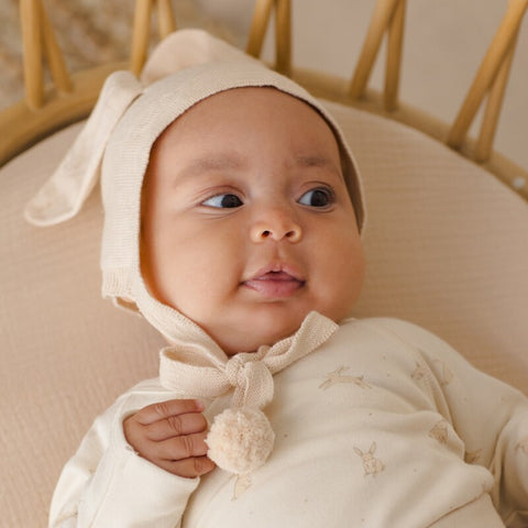 【D1】Quincy Mae（クインシーメイ）2026SS   BUNNY KNIT BONNET    -ECRU-  うさぎ耳ボンネット、ベビーニット帽