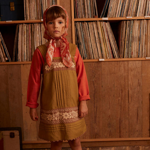 Apolina（アポリナ）2025AW  Vittoria Apron Shift - Dried Moss -　エプロンシャツ、キッズドレス