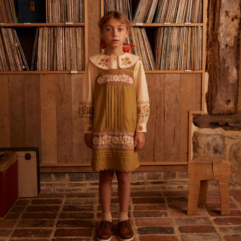 Apolina（アポリナ）2025AW  Vittoria Apron Shift - Dried Moss -　エプロンシャツ、キッズドレス