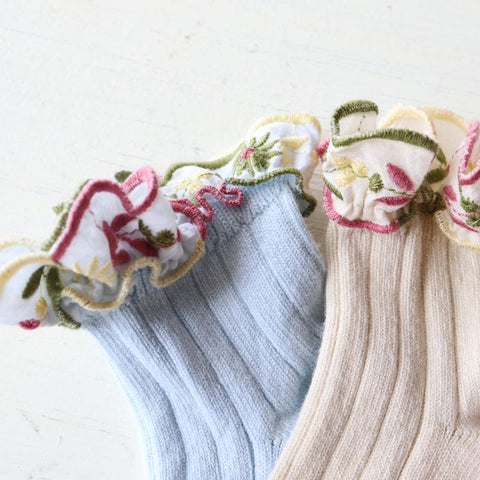 collegien コレジアン Anemone - Embroidered Ruffle Ribbed Ankle Socks キッズ 刺繍フリルリブアンクルソックス【3467】