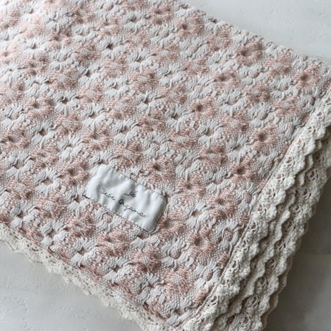 Bebe Organic（ベベオーガニック）2026AW Crochet Blanket -Pink Retro Crochet- クロシェ編みブランケット、おくるみ.