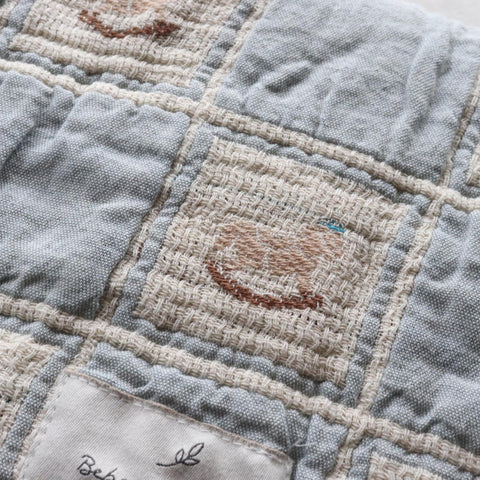 Bebe Organic（ベベオーガニック）2026AW Rocking Horse Blanket -Blue Horse Patchwork- ロッキングホース柄ブランケット、おくるみ