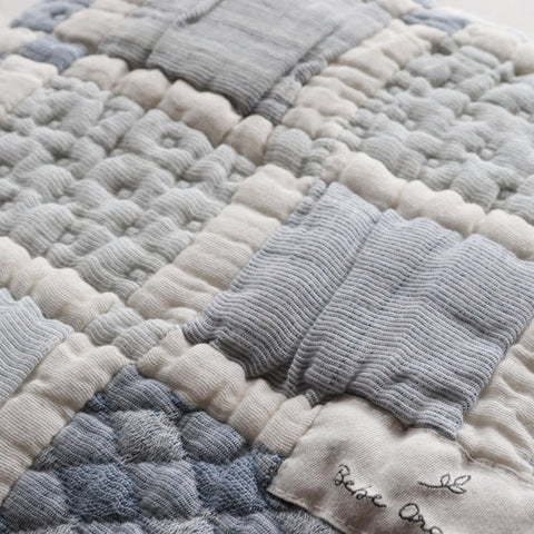 Bebe Organic（ベベオーガニック）2026AW Mai Blanket -Blue Patchwork- パッチワークブランケット、おくるみ